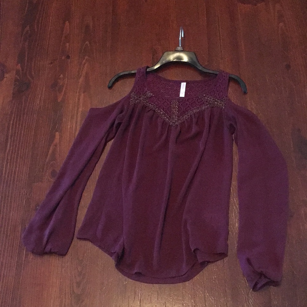 Cute burgundy open shoulder top!